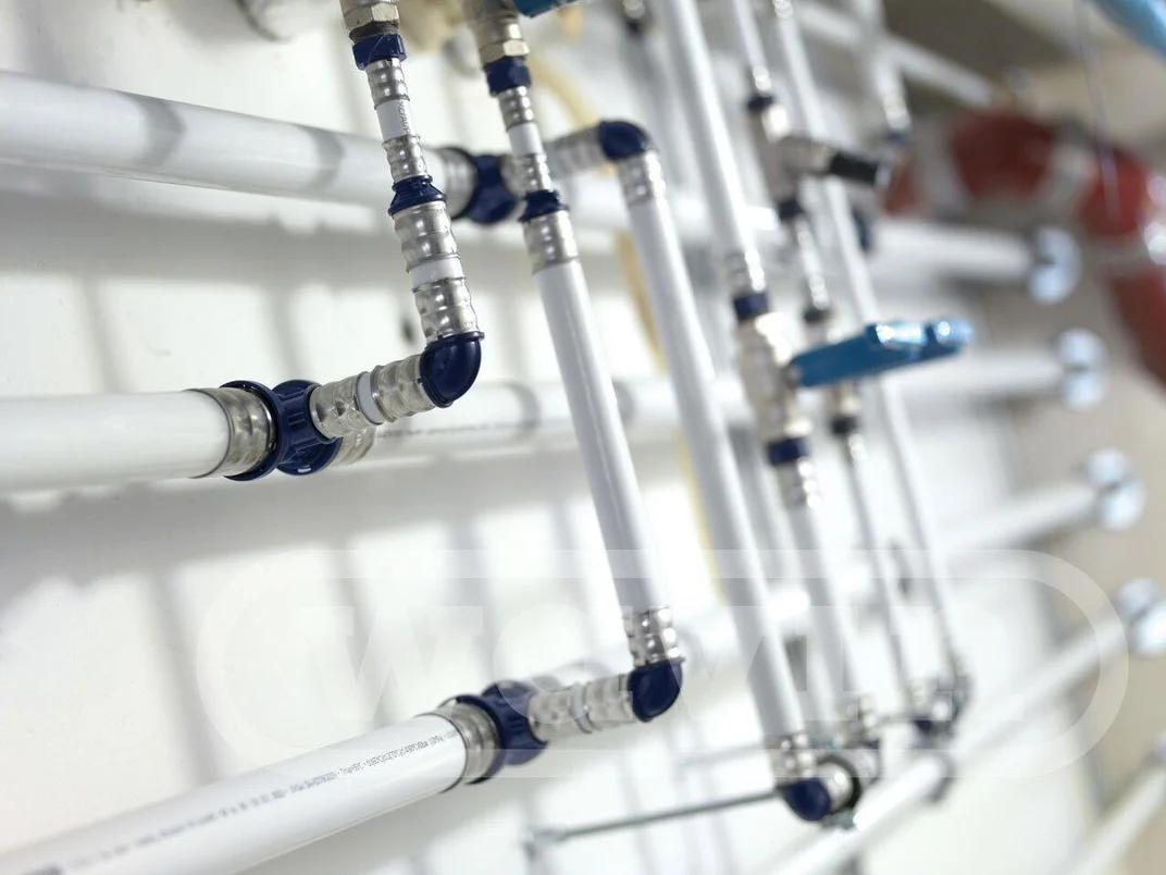 Ogłoszenie przetargu nieograniczonego na wymianę pionów instalacji zimnej i ciepłej wody oraz cyrkulacji w budynkach będących w zasobach Spółdzielni Mieszkaniowej w Redzie.