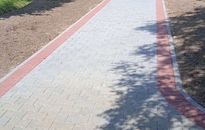 Ogłoszenie przetargu nieograniczonego na remont chodnika i dojść do wiatrołapów przy ul. Spokojnej 41 oraz przy ul. Łąkowej 22, wykonanie utwardzenia terenu z kostki betonowej pod pojemniki z odzieżą przy ul. Łąkowej 29A oraz skucie 18 podestów betonowych wraz z położeniem kostki betonowej przed wiatrołapami.